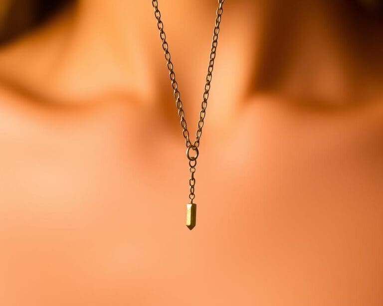 Hoe combineer je een ketting met hanger met andere sieraden?