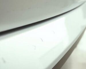 Hoe verwijder je bumper krassen zonder volledig spuiten?